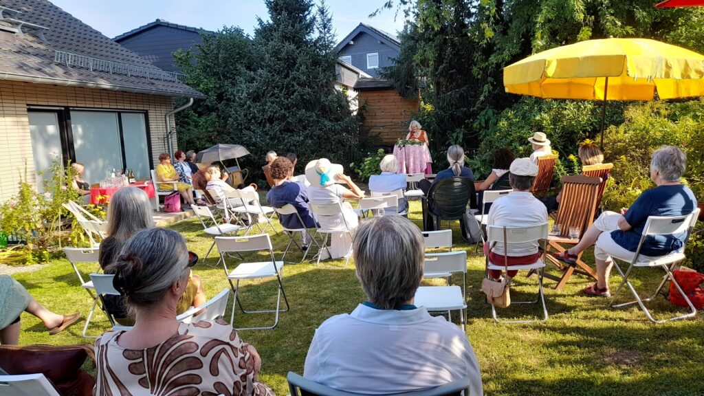 Lesung im Garten mit Eva Karner